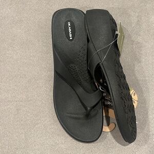 Nwt Okabashi black thong 2” heel sandals